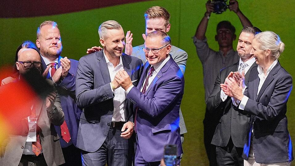 Die AfD-Bundesspitze gratuliert Siegmund. Die AfD-Bundesspitze gratuliert Siegmund.