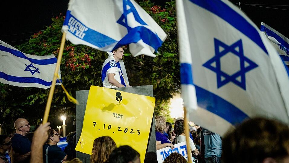 In Israel protestieren Zehntausende gegen die rechtsgerichtete Regierung. In Israel protestieren Zehntausende gegen die rechtsgerichtete Regierung.