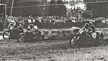 Seitenwagenrenngespanne 1974 beim Start an der Startmaschine.