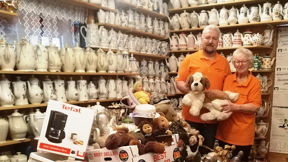 Irmi Goth, ihr Sohn Bernhard und das ganze Flohmarktteam fiebern schon dem Hausflohmarkt vom 14. bis 16. November entgegen Irmi Goth, ihr Sohn Bernhard und das ganze Flohmarktteam fiebern schon dem Hausflohmarkt vom 14. bis 16. November entgegen