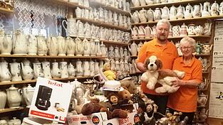 Irmi Goth, ihr Sohn Bernhard und das ganze Flohmarktteam fiebern schon dem Hausflohmarkt vom 14. bis 16. November entgegen Irmi Goth, ihr Sohn Bernhard und das ganze Flohmarktteam fiebern schon dem Hausflohmarkt vom 14. bis 16. November entgegen