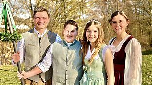 Das neue Kinderritterpaar Miriam Stoiber und Franz Josef Klier zusammen mit dem Ritterpaar der Erwachsenen, Julia Baumann und Max Wild, nach ihrer Vorstellung.