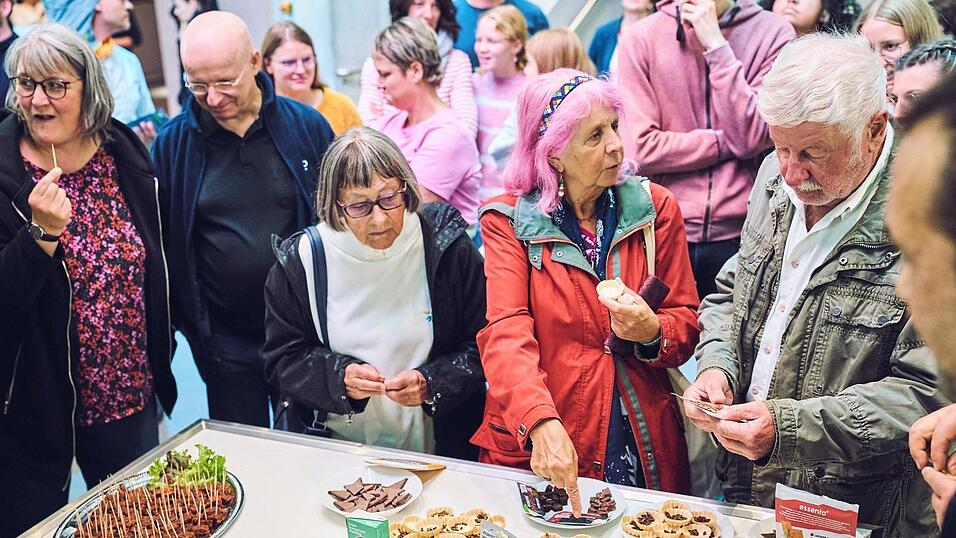 Bei einem Probierbuffet können sich Interessenten selbst ein Urteil über „Insekten auf dem Teller“ bilden. Bei einem Probierbuffet können sich Interessenten selbst ein Urteil über „Insekten auf dem Teller“ bilden.