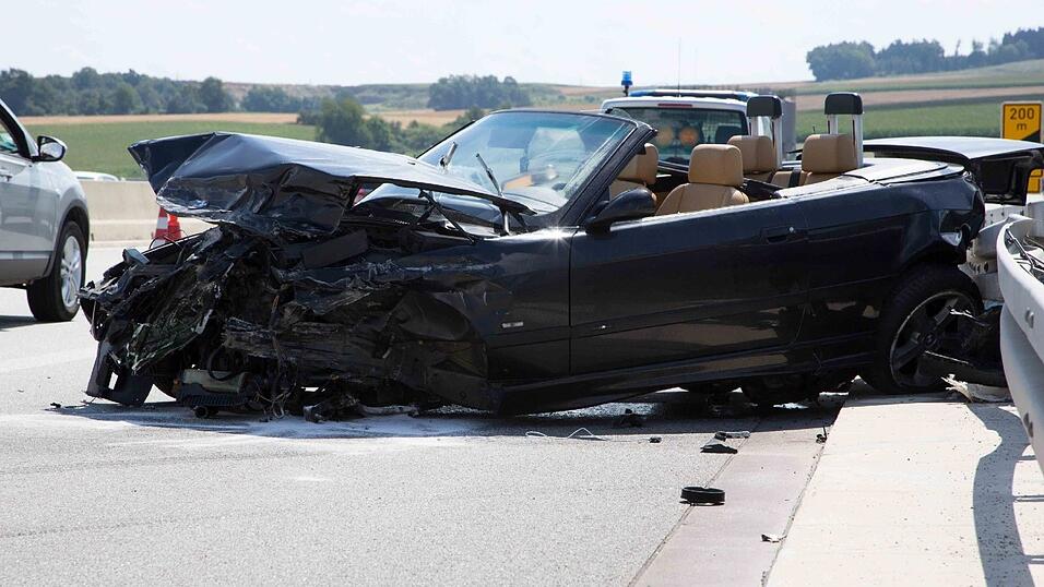 Horror-Unfall am Sonntag auf der B15 neu bei Neufahrn im Landkreis Landshut. Ein 26-jähriger Mann wurde dabei lebensgefährlich verletzt.