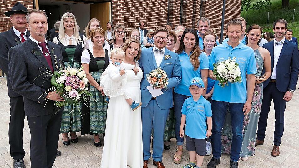 Matthias Gall und Patrizia, geborene Aschinger, wurden nach ihrer Trauung am Pfingstsamstag durch ein Spalier des Freisch&uuml;tz Rieding und der Theatergruppe 'd&acute;Runtinger' &uuml;berrascht.