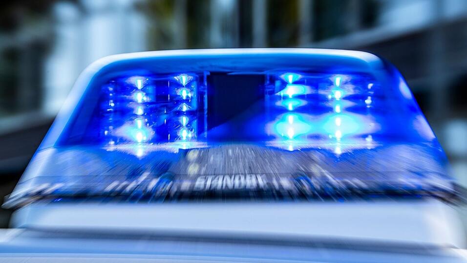 Die Polizei nimmt einen betrunkenen Mann in Gewahrsam, nachdem dieser vor einem Lokal Streit anfing.