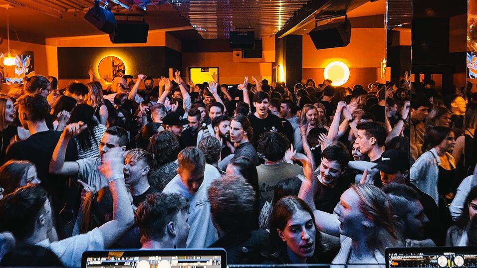Zu Musik und orangem Licht wird auf der Tanzfl&auml;che in Bad K&ouml;tzting ordentlich abgerockt.
