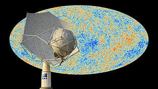 Ein Prototyp des ersten SKA-Radioteleskops. Mit dem Projekt wollen Wissenschaftler die Zeit der kosmischen Dunkelheit erforschen. Das Bild dahinter zeigt das Universums 380000 Jahre nach dem Urknall. Danach begann das Dunkle Zeitalter.