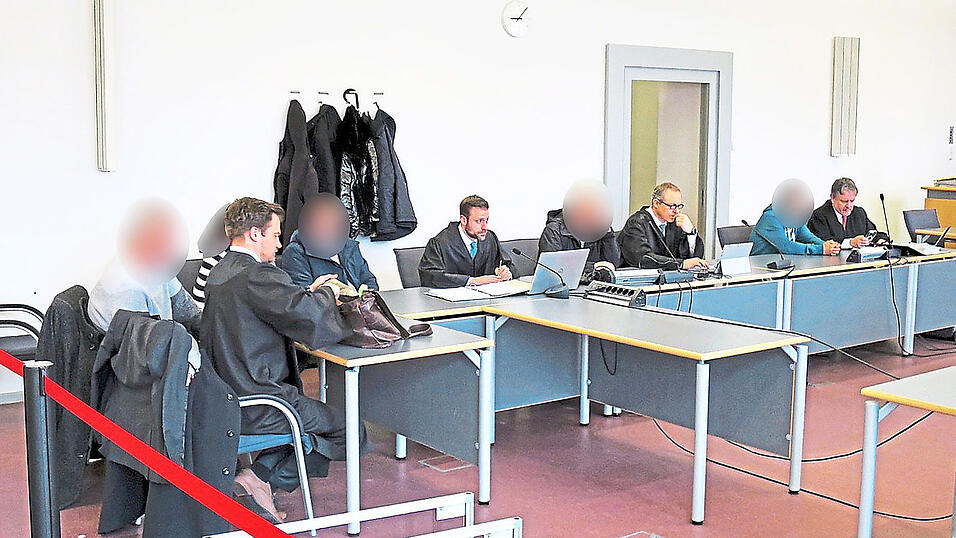 Er wolle 'nicht so weit gehen und von Kupferdieben bei der Kriminalpolizei reden, aber man muss schon fragen, wie es dazu kommen konnte, dass das Eigentum meines Mandanten jetzt einfach weg sein soll', machte Rechtsanwalt Johannes Büttner (vorne) seinem Ärger am letzten Verhandlungstag Luft. Er wolle 'nicht so weit gehen und von Kupferdieben bei der Kriminalpolizei reden, aber man muss schon fragen, wie es dazu kommen konnte, dass das Eigentum meines Mandanten jetzt einfach weg sein soll', machte Rechtsanwalt Johannes Büttner (vorne) seinem Ärger am letzten Verhandlungstag Luft.