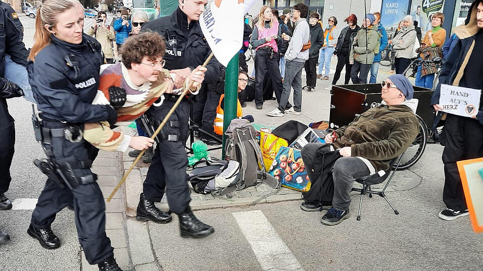 Die Klimaaktivisten 'Letzte Generation' haben am Samstag, 16. März, eine „ungehorsame Versammlung“ organisiert. Bis 14 Uhr gab ihnen die Polizei Zeit, die Versammlung zu beenden, dann wurden die Demonstranten, unter anderem auch Simon Lachner, von der Straße getragen. Die Klimaaktivisten 'Letzte Generation' haben am Samstag, 16. März, eine „ungehorsame Versammlung“ organisiert. Bis 14 Uhr gab ihnen die Polizei Zeit, die Versammlung zu beenden, dann wurden die Demonstranten, unter anderem auch Simon Lachner, von der Straße getragen.