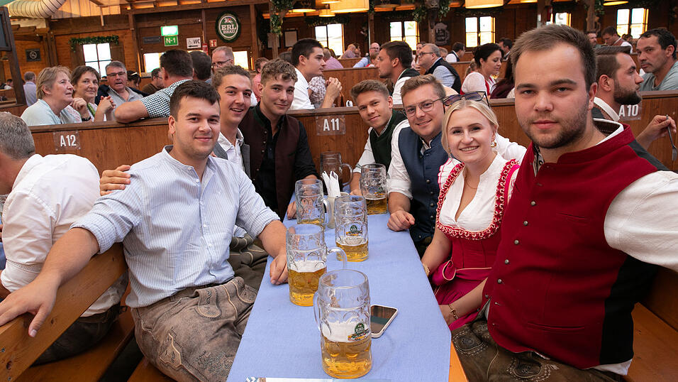 Die Partybilder vom Montag, 18. August, aus dem Festzelt Wenisch. Die Partybilder vom Montag, 18. August, aus dem Festzelt Wenisch.