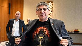 «Stahlkind» ist auf einem IG Metall-T-Shirt zu lesen, das der Verhandlungsführer der Gewerkschaft, Knut Giesler, zum Auftakt der Tarifverhandlungen trägt.