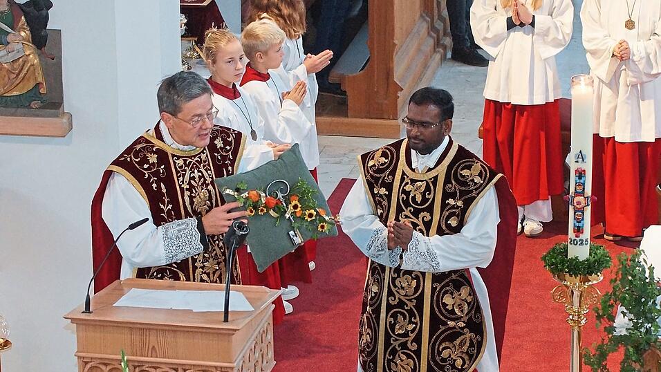 Pfarrer Franz Speckbacher überreichte einen symbolischen Schlüssel an seinen Mitbruder im priesterlichen Dienst. Pfarrer Franz Speckbacher überreichte einen symbolischen Schlüssel an seinen Mitbruder im priesterlichen Dienst.