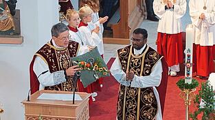 Pfarrer Franz Speckbacher überreichte einen symbolischen Schlüssel an seinen Mitbruder im priesterlichen Dienst.