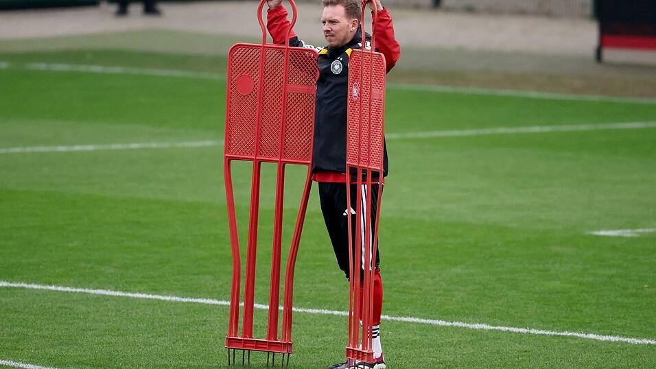 Julian Nagelsmann beobachtet das Training.