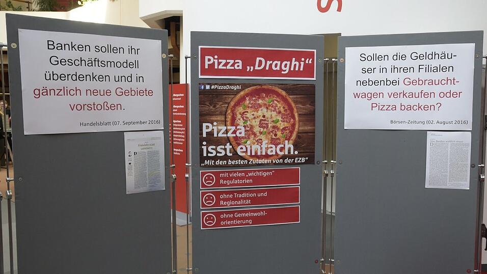 Am unsinnigen Donnerstag stellte die Sparkasse Niederbayern-Mitte ihr neues 'Geschäftsmodell' vor: Die Pizza 'Draghi' Am unsinnigen Donnerstag stellte die Sparkasse Niederbayern-Mitte ihr neues 'Geschäftsmodell' vor: Die Pizza 'Draghi'