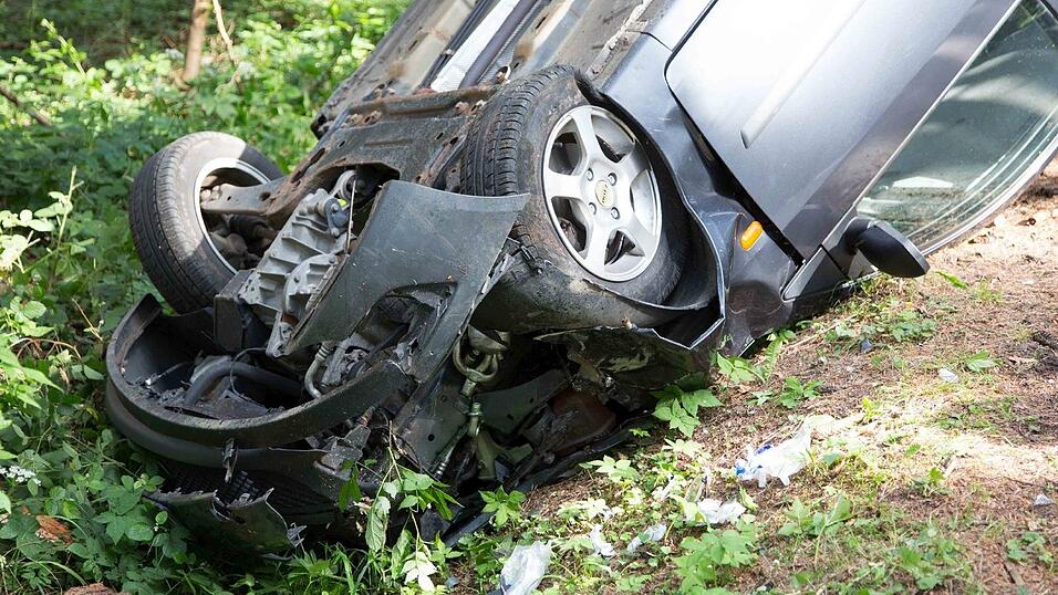 Unfall am Pfingstmontag in einem Waldst&uuml;ck bei Frontenhausen (Kreis Dingolfing-Landau). Dabei wurde ein 75-j&auml;hriger Mann schwer verletzt.