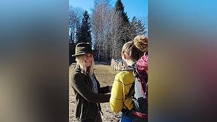 Die Naturpark-Rangerin Lea Steif informiert vor Ort.