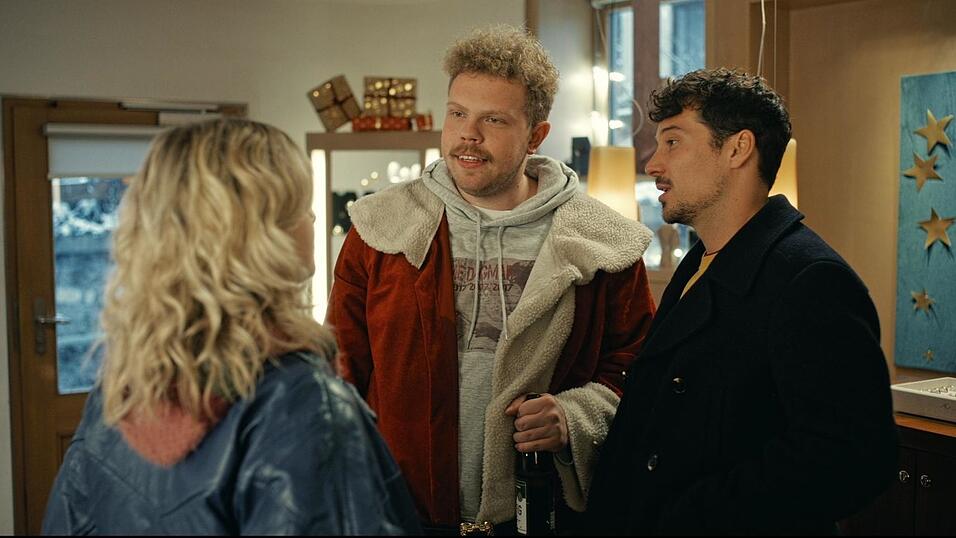 Johannes Berzl (Mitte) spielt im Weihnachtsfilm 'Alle Jahre wieder' den besten Freund von Felix, der von Klaus Steinbacher (r.) verkörpert wird. Links ist Sinje Irslinger zu sehen in der Rolle der Hanna.