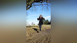 &bdquo;Die Natur ist mein Kraftort&ldquo;, sagt die B&uuml;rgermeisterkandidatin. So ging es beim Termin nach drau&szlig;en zur &bdquo;Panoramaschaukel&ldquo; in Sandelzhausen.