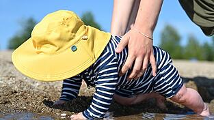 Ein &bdquo;gut beh&uuml;tetes&ldquo; Kind: Sehr kleine Kinder haben noch keine - oder nur sehr wenige - Haare.