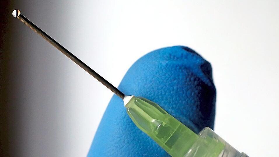 Antikörper wie in einem Impfstoff bildet der menschliche Körper meistens auch, wenn er von Erregern befallen wird. Antikörper wie in einem Impfstoff bildet der menschliche Körper meistens auch, wenn er von Erregern befallen wird.