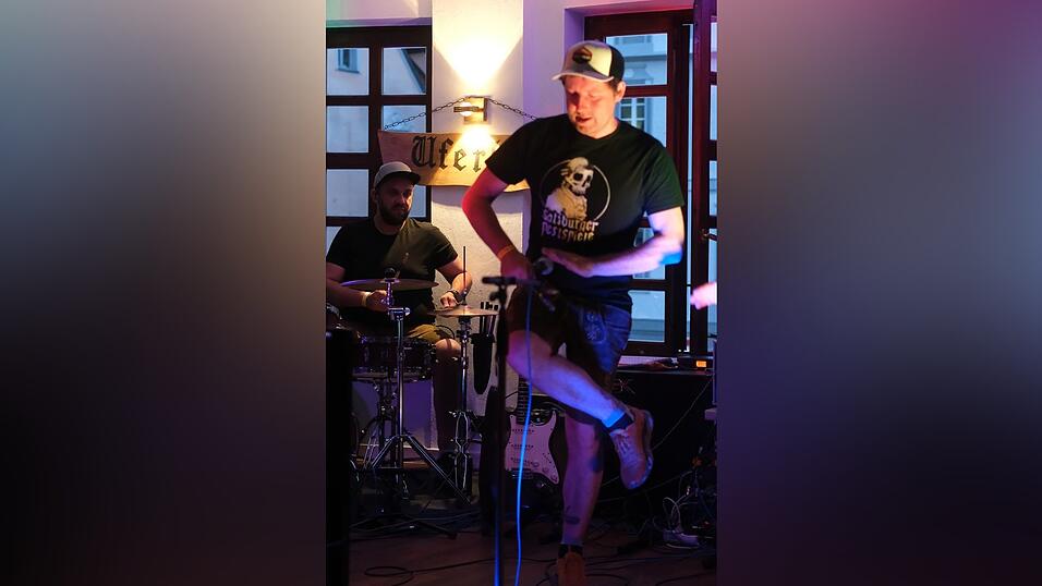 Partykl&auml;nge und z&uuml;nftige Kapellen, f&uuml;r jeden Nachtschw&auml;rmer in Tracht war etwas dabei.