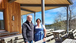 Markus Kerner mit Betriebsleiterin Martina Heigl auf der neuen Sonnenterrasse des Landshuter Hauses.
