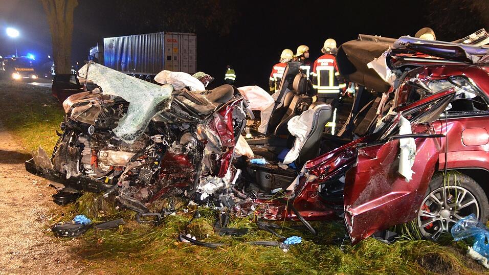 Auf der B8 bei Mötzing ist am Montagmorgen ein Autofahrer tödlich verunglückt. (Symbolbild) Auf der B8 bei Mötzing ist am Montagmorgen ein Autofahrer tödlich verunglückt. (Symbolbild)