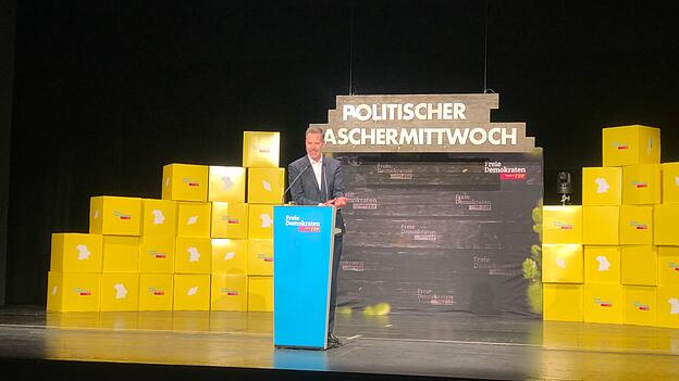 Der FDP-Fraktionsvorsitzende Christian Dürr wird mit Applaus auf der Bühne empfangen und macht gleich deutlich, dass die Liberalen von ihren Weg nicht abkommen werden. 'Die FDP wird gebraucht, nötiger denn je.' Das Scheitern bei der Bundestagswahl sei bewusst risikohaft in Kauf genommen worden, Deutschland eine bessere Zukunft zu ermöglichen: 'Wir mussten uns entscheiden, ob wir unserer Überzeugung folgen oder an unseren Ämtern kleben. Wir haben uns für unsere Überzeugung entschieden.' Der FDP-Fraktionsvorsitzende Christian Dürr wird mit Applaus auf der Bühne empfangen und macht gleich deutlich, dass die Liberalen von ihren Weg nicht abkommen werden. 'Die FDP wird gebraucht, nötiger denn je.' Das Scheitern bei der Bundestagswahl sei bewusst risikohaft in Kauf genommen worden, Deutschland eine bessere Zukunft zu ermöglichen: 'Wir mussten uns entscheiden, ob wir unserer Überzeugung folgen oder an unseren Ämtern kleben. Wir haben uns für unsere Überzeugung entschieden.'