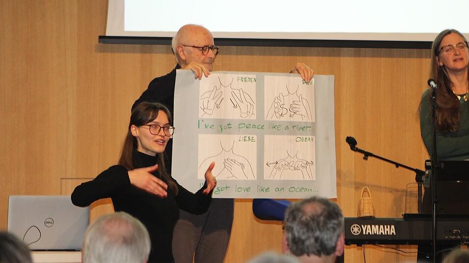 Die Geb&auml;rdendolmetscherin &uuml;bersetzte den Liedtext von Peace like a river f&uuml;r die Menschen mit einer H&ouml;rbehinderung.