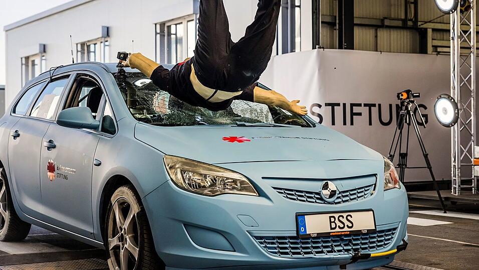 Zur Veranschaulichung der schweren Folgen wird im Crashtest ein Zusammensto&szlig; von Fu&szlig;g&auml;ngern und Autos nachgestellt.