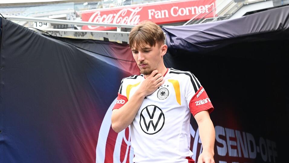 Da war noch alles gut: Lennart Karl betritt vor dem verh&auml;ngnisvollen Training das Soldier Field Stadium.