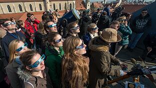 Zahlreiche Menschen standen am 20. März 2015 während der Sonnenfinsternis an der Sternwarte in Regensburg und blickten hinter Sicherheitsbrillen gen Himmel. Zahlreiche Menschen standen am 20. März 2015 während der Sonnenfinsternis an der Sternwarte in Regensburg und blickten hinter Sicherheitsbrillen gen Himmel.