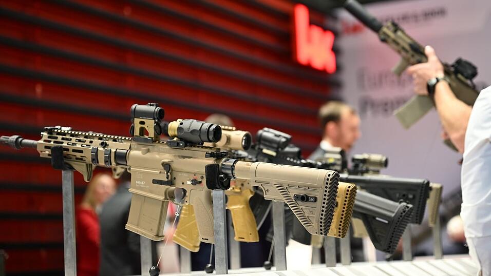 Sturmgewehre, die HK bei der Waffenmesse Eurosatory in Paris vorgestellt hat. Sturmgewehre, die HK bei der Waffenmesse Eurosatory in Paris vorgestellt hat.