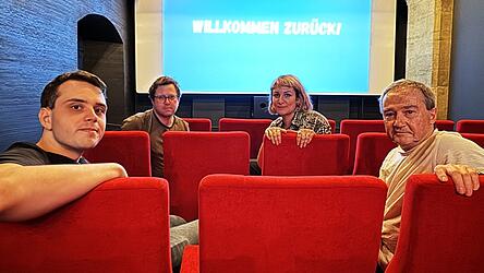 Maxi Auberger (vorne links, Mitglied im AK Film), Paul Müller (vorne rechts, Vorsitzender des AK Films), Chrissy Grundl (hinten rechts, Geschäftsführerin und Kinoleitung) und Bastian Zieglgruber (stellvertretende Kinoleitung) sitzen schon einmal auf den neuen Stühlen Probe.