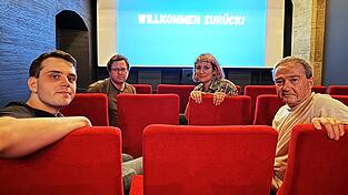 Maxi Auberger (vorne links, Mitglied im AK Film), Paul Müller (vorne rechts, Vorsitzender des AK Films), Chrissy Grundl (hinten rechts, Geschäftsführerin und Kinoleitung) und Bastian Zieglgruber (stellvertretende Kinoleitung) sitzen schon einmal auf den neuen Stühlen Probe.