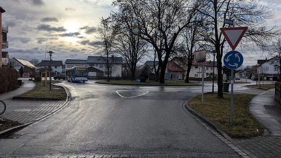 Die Querstraße und der dort gelegene Kreisverkehr wurden dieses Jahr saniert.