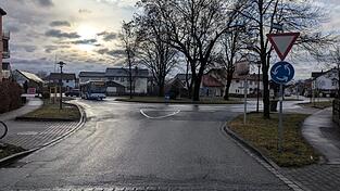 Die Querstraße und der dort gelegene Kreisverkehr wurden dieses Jahr saniert.