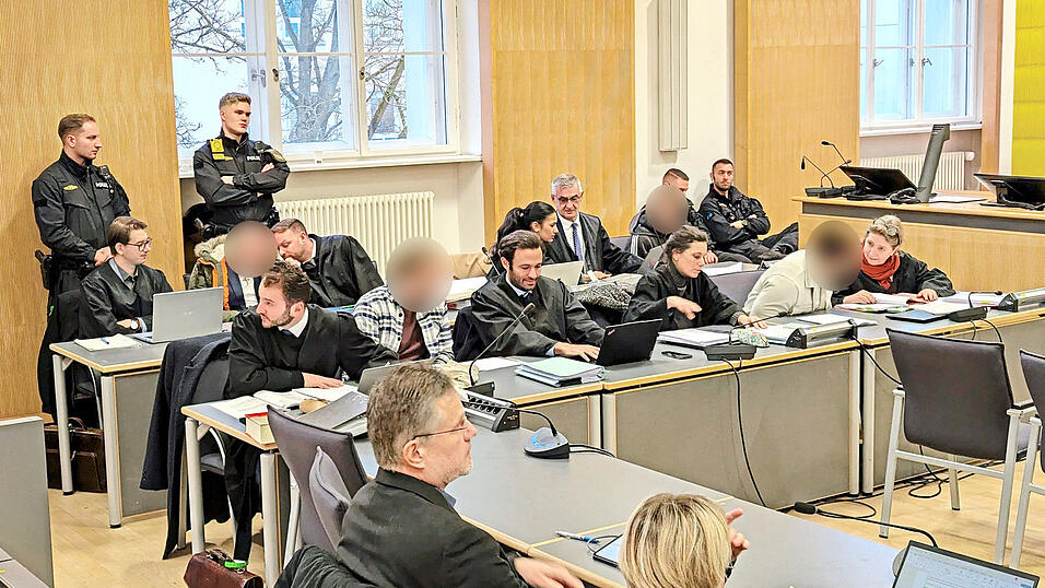 Mit weiteren Zeugen und Gutachten wollen die Verteidiger ihre Mandanten in ein besseres Licht rücken. Die Staatsanwaltschaft hält mit ihren Argumenten wacker dagegen. Mit weiteren Zeugen und Gutachten wollen die Verteidiger ihre Mandanten in ein besseres Licht rücken. Die Staatsanwaltschaft hält mit ihren Argumenten wacker dagegen.