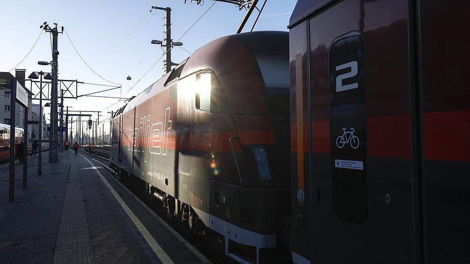 Der Railjet wurde so stark besch&auml;digt, dass er nicht mehr weiterfahren konnte. (Symbolbild)