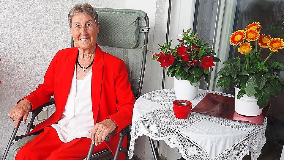 Thea Schweikl genie&szlig;t ihre Zeit bei den Blumen.