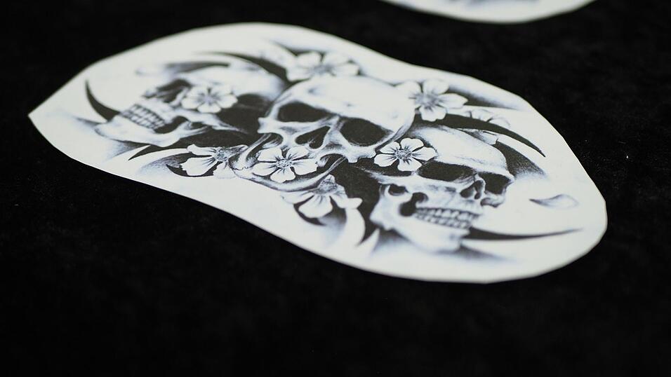 Rund 40 Aussteller und etwa 90 Tattoo-Künstler sind auf der Tattoo Convention in Straubing vertreten. Rund 40 Aussteller und etwa 90 Tattoo-Künstler sind auf der Tattoo Convention in Straubing vertreten.