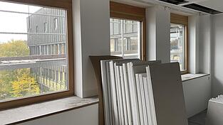 Im Landkreis Cham muss gespart werden: Während der vordere Trakt des Landratsamts noch saniert wird, ist die Modernisierung des rückwärtigen Gebäudeteils auf Eis gelegt. Im Landkreis Cham muss gespart werden: Während der vordere Trakt des Landratsamts noch saniert wird, ist die Modernisierung des rückwärtigen Gebäudeteils auf Eis gelegt.