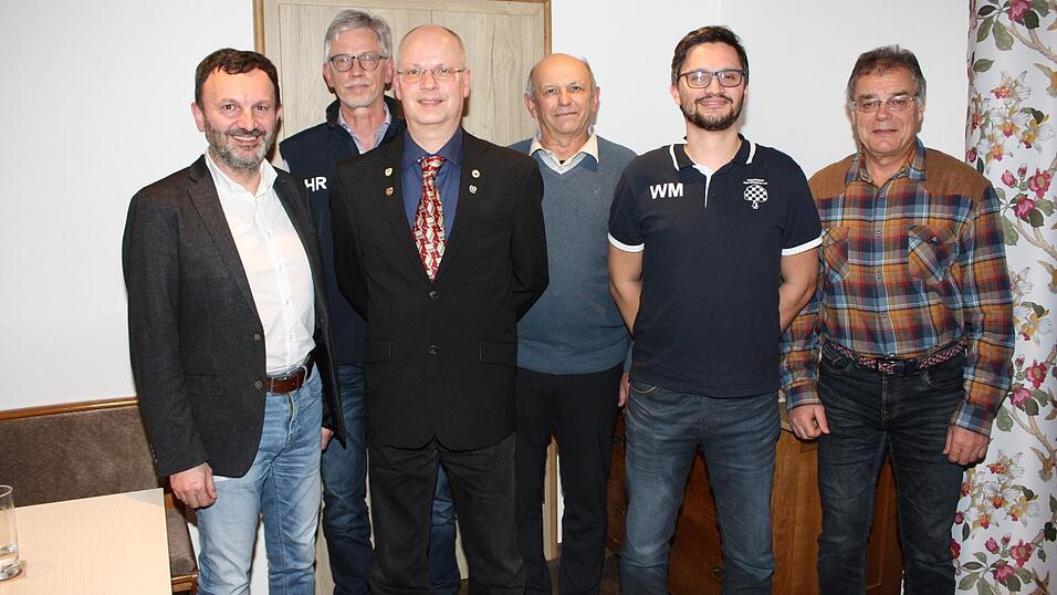 Die Vorstandschaft des Schachclubs Bad K&ouml;tzting, die f&uuml;r drei weitere Jahre um ihren Vorsitzenden Wolfgang M&uuml;hlbauer im Amt best&auml;tigt wurden, mit B&uuml;rgermeister Markus Hofmann.