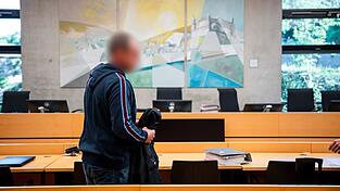 Mehr als 32 Jahre nach dem gewaltsamen Tod eines Mädchens in Unterfranken startet vor dem Landgericht Würzburg der Prozess gegen einen Mann, der zur Tatzeit 17 Jahre alt war. Mehr als 32 Jahre nach dem gewaltsamen Tod eines Mädchens in Unterfranken startet vor dem Landgericht Würzburg der Prozess gegen einen Mann, der zur Tatzeit 17 Jahre alt war.