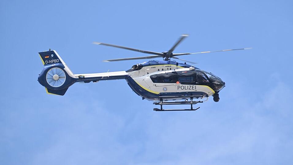 Bei der Suche nach den T&auml;tern kam auch ein Polizeihubschrauber zum Einsatz. (Symbolbild)