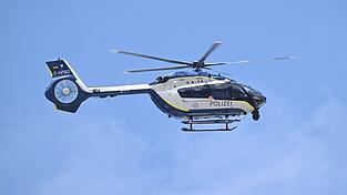 Bei der Suche nach den Tätern kam auch ein Polizeihubschrauber zum Einsatz. (Symbolbild) Bei der Suche nach den Tätern kam auch ein Polizeihubschrauber zum Einsatz. (Symbolbild)