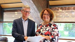 Schulamtsdirektorin Christiane Niedermeier und Landrat Bernd Sibler blicken dem neuen Schuljahr trotz Lehrerengpasses an den Mittelschulen mit Zuversicht entgegen.