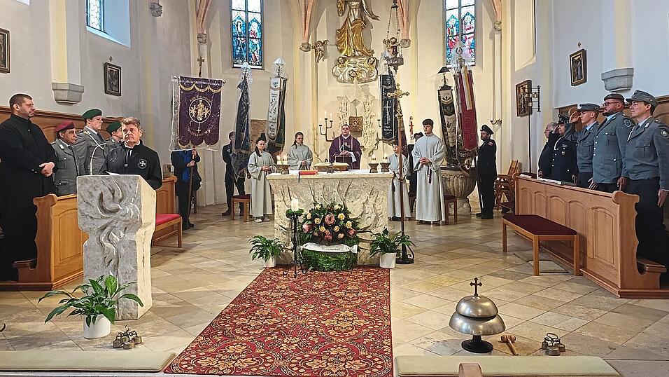 Mit einem Gottesdienst und dem Niederlegen eines Kranzes am Kriegerdenkmal hat die Krieger- und Soldatenkameradschaft Sandelzhausen den Kriegerjahrtag begangen.